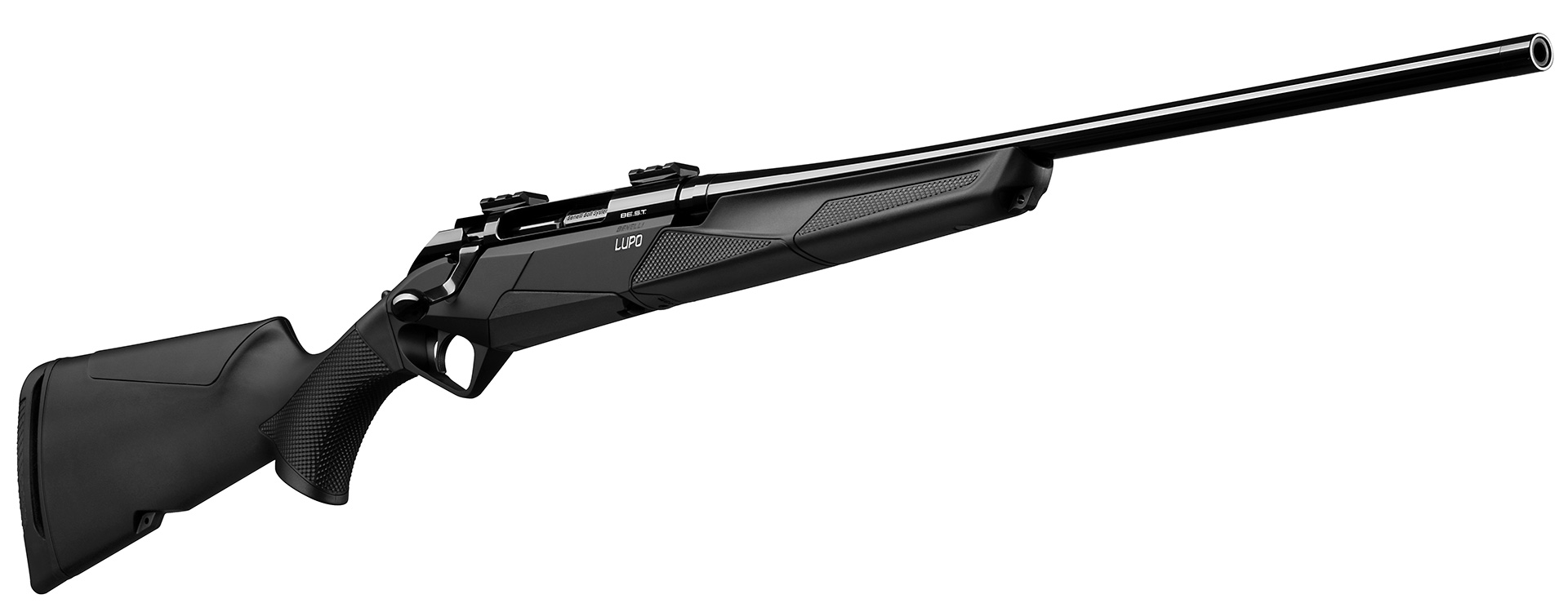 Dopo dieci lustri di entusiasmante cavalcata industriale, Benelli esordisce da par suo nel settore delle Bolt Action; lo fa con una carabina che più che un’arma sarà per molti una affascinante “esperienza venatoria”. Un attento sguardo al futuro è da sempre stata la prerogativa di Benelli, sguardo che ha costantemente tradotto in pregevoli armi capaci di distaccare la concorrenza del momento. Innovare in quel di Urbino è la regola; innovazione mai fine a stessa ma finalizzata a rendere l’esperienza di caccia semplice ed efficace. E già il nome scelto per la Bolt Action – LUPO – richiama la straordinaria efficienza del predatore nel procurarsi il pasto: atti semplici e definitivi da implacabile dominatore della catena alimentare. Cosi è il lupo e così è la LUPO di Benelli. E per raggiungere tali livelli, la casa di Urbino, ha immesso in questa Bolt Action che colpisce a prima vista per la singolarità e la bellezza delle forme, la consueta componente tecnologica e una capacità di studio, progettazione e sviluppo, che il mondo le invidia. Il progetto LUPO ha sintetizzato una moltitudine di osservazioni di coloro che sul campo sono gli utilizzatori della carabina da caccia e nella logica impossibilità di creare un’arma che mettesse tutti d’accordo, Benelli ha scelto un percorso “importante” per dare al cacciatore il “facile e personalizzabile”. Per meglio dire - e questa forse è la peculiarità più innovativa della carabina LUPO – si sono realizzati una serie di pacchetti modulari, che garantissero al cacciatore la migliore affinità in relazione alle personali posture si sparo: Perfect Fitting, Progressive Comfort, L.O.P. Spacers e Combetch sono termini su cui torneremo ma già da soli rappresentano una innovazione di grande rilievo nel settore delle Bolt Action che storicamente richiedono all’utilizzatore forte predisposizione all’adattamento. Il posizionamento che Benelli ha voluto dare alla sua LUPO, non poteva ambire che alla fascia alta del mercato, perché lo stile dell’azienda e l’immissione nel progetto di tanta tecnologia, non può portare ad altra collocazione. Arma superba quindi, e pur essendo prodotto industriale, in generale si è lavorato sulla raffinatezza assoluta delle tolleranze e su un concetto decisamente interessante, ossia adeguare la LUPO ad ogni singolo calibro, con l’obiettivo che l’arma sia il miglior supporto di ogni munizione nei calibri di produzione previsti dal programma di sviluppo di Benelli. Questi, allo stato attuale del lancio sul mercato nazionale sono .30-06, .300 WIN MAG, .270 WIN, .308 WIN, 6,5 Creedmoor e .243 WIN. Benelli ha voluto inserire nella sua carabina una serie di connotati e caratteristiche tecniche che le permettano di concentrare anche da distanze lunghe di tiro i colpi all’interno di un M.O.A. con tutti i suddetti calibri e per riuscire in tale obiettivo ha effettuato, come nella sua tradizione, scelte tecniche all’avanguardia. ERGONOMIA Caratteristica della LUPO, unica nel genere bolt action, è la suddivisione della carcassa in scatola di otturazione e chassis. La prima in acciaio e la seconda in alluminio aereonautico, configurazione questa che ha permesso di gestire al meglio l’interfaccia utente affinché ogni LUPO possa divenire personalizzabile al meglio per il suo utilizzatore. Per questo, calcio ed asta sono due componenti separate, entrambe intimamente e solidamente unite alla carcassa. Il calcio rispetta quindi il concetto del Perfect Fitting, adeguandosi con molteplici configurazioni di piega e deviazione alle esigenze del cacciatore. Sia calcio che asta sono realizzati in tecnopolimero caricato con fibra di vetro, che come i cacciatori più attenti sanno, è materiale di assoluta rigidezza insensibile alle variazioni climatiche. Hanno entrambi la zigrinatura AirTouch, che assicura una importante e salda presa per la sua conformazione che ha la capacità di rimuovere l’umidità per l’areazione consentita e lasciare asciutta la superficie di presa mano che si proietta verso una guardia obliqua, larga e particolarmente agevole. Guardando il calcio della LUPO, non si può non apprezzare le elevate componenti tecnologiche che lo contraddistinguono. Qui è stato applicato il sistema ComfortTech 3 evoluzione di quello che già tanti appassionati della canna liscia conoscono nei semiauto Benelli. Quest’ultima versione, messa a punto specificatamente per la LUPO, è costituita da travi polimeriche interne al calcio in grado di smorzare con grande efficacia la spinta retrograda anche nei calibri più impegnativi nei quali la carabina è camerata. Il risultato è una efficiente riduzione del rinculo per dissipazione di energia. A ciò si aggiunge l’effetto ulteriormente mitigante del calciolo costituito da una struttura di microbolle di aria che si comprime mantenendo però la forma originale. Ulteriore tecnologia è immessa nel nasello che oltre alla modularità di tre altezze a scelta, consente di smorzare le microvibrazioni che normalmente si scaricano sulla guancia al momento dello sparo. La combinazione delle tre suddette componenti, permette di avere sollecitazioni molto più lievi sul corpo del cacciatore rispetto ad analoghe carabine presenti sul mercato. In essa è intrinseca la possibilità di regolazione del L.O.P. che consente di trovare la miglior distanza tra grilletto e calciolo per singolo cacciatore su 6 combinazioni disponibili. L’asta, alloggia il caricatore anch’esso dotato di caratteristiche tecniche all’avanguardia. E’ bifilare a presentazione alternata della munizione e consente che il posizionamento della stessa sia allineato alla camera, facendo sì che alla chiusura dell’otturatore non possa mai verificarsi il danneggiamento dalla punta del proiettile. La sua capacità è di 5 colpi ad eccezione del .300 WIN MAG che alloggia 4 colpi. Già tante le particolarità evidenziate ma avvicinandosi al cuore dell’arma (otturatore-canna-scatto) ci accorge ancor di più di quanto Benelli abbia inteso proiettarsi nel futuro. CANNA La canna, costituita da un particolare profilo atto ad ottimizzare il regime vibratorio ha un diametro in volata di 17,2 mm che risulta essere tra i più dimensionati tra le carabine da caccia. Tale scelta è fatta dalla possibilità di inserimento di un silenziatore, ove obbligato o consentito, o in alternativa, un freno di bocca, già presente tra gli accessori proposti per la LUPO. Canna free floating che è unita intimamente alla scatola di otturazione da tramite il recoil lug e due viti; beneficia del trattamento Crio che permette di eliminare tutte le tensioni interne residue alla sua lavorazione, consentendo l’efficienza sub M.O.A. con costanza. I passi di rigatura di differenziano nei vari calibri: 8” (6.5 CREED), 10” (.243 WIN, .270 WIN) e 11” (.308 WIN, .30-06 SPRG, .300 WIN MAG). Il trattamento B.E.ST le garantisce protezione di tipo assoluto da aggressioni ed urti. SCATOLA, SICURA, OTTURATORE, SCATTO La scatola di otturazione è completamente in acciaio ed è accoppiata allo chiassis in alluminio aereonautico. Sul suo dorso, trovano posizione tre serie di fori filettati per l’alloggiamento di slitte per ottiche tra quelle più gradite al cacciatore. In alternativa la Benelli LUPO è fornita di due sue basi, una anteriore e una posteriore alla finestra di espulsione. Ulteriore alternativa che completa l’ampia gamma di possibilità, è una base picatinny da posizionare sul dorso della scatola di otturazione. L’otturatore è un piccolo capolavoro di ingegneria ed accuratezza di lavorazione. Nella sua parte posteriore ospita la sicura sulla quale Benelli ha realizzato un approfondito studio con intensi test di sperimentazione di confronto con armi di medesima destinazione d’uso presenti in commercio. La scelta definitiva è stata un tipo di sicura traslante, azionabile con identica semplicità sia da destra che da sinistra, che blocca la catena di scatto in posizione arretrata e abilità l’arma allo sparo quando è spostata in avanti, evidenziando tale posizione con l’apparizione di un dischetto rosso e l’emergere nella parte posteriore dell’indicatore di percussore armato. Due evidenze che richiamano il cacciatore alla massima attenzione. La posizione di sicura blocca la catena di scatto, mantenendo l’arma in sicurezza anche per cadute accidentali o forti urti, ma anche l’otturatore. Questo può comunque essere svicolato agendo sulla specifica leva, per il controllo della camera di scoppio. La rimozione dell’otturatore è semplice ed intuitiva, si effettua agendo sulla leva di svincolo e la sua estrazione di fa apprezzare l’efficienza del trattamento B.E.ST nella sua fluidità di movimento, trattamento che conferisce come noto un elevatissimo livello di protezione dei confronti delle aggressioni che i metalli subiscono nel tempo. Il movimento dell’otturatore è quindi molto agevole e la rotazione di 60° porta al suo arretramento che mette in bella vista le tre importanti alette ed il massiccio estrattore oltre che l’espulsore alla sua sommità. Il tutto è azionato da una leva di espulsione particolarmente ergonomica che ogni cacciatore avrà modo di apprezzare assieme al movimento fluido che consente di ripetere il colpo con evidente velocità; nessun intralcio è possibile, nemmeno con ottiche di grandi dimensioni, e ciò all’atto pratico sul terreno di caccia, è un ulteriore plus di LUPO. L’estrazione molto agevole del caricatore permette di accedere alla regolazione del peso di scatto. Tutto molto agevolmente tanto che è possibile farlo anche in campagna; l’intervallo possibile di regolazione va da un minimo di 9.99 N a 20 N. Sullo scatto Benelli ha lavorato molto per abbattere il tempo che intercorre tra la pressione sul grilletto e la percussione sull’innesco – lock time – per contribuire a ridurre i limiti del tiratore che con micromovimenti può alterare la mira prima che il proiettile abbia lasciato la volata. Come il selvatico a cui si è ispirata che ha un mantello fortemente protettivo, cosi nella Benelli LUPO tutte le parti in acciaio sono state sottoposte al trattamento B.E.ST barriera altamente protettiva nei confronti degli agenti atmosferici. Benelli ha affrontato il concetto del peso generale dell’arma considerando che una eccessiva leggerezza diventa un serio limite quando si fanno tiri mirati, in particolare su distanze medio lunghe. Ciò ha permesso di definire il peso della LUPO compreso tra i 3.180 e i 3.230 grammi con lunghezze di canna di 56 (243 WIN, .270 WIN, .308 WIN, .30-06 SPRG) e 61 (6.5 CREED, .300 WIN MAG). La progettazione largamente informatizzata della LUPO, che già possiamo apprezzare in armeria, è stata seguita da una lunga fase di test particolarmente severi. Benelli ha fatto sparare ripetutamente la sua carabina in condizioni ambientali fortemente critiche dai -35° ai +50° e con munizioni particolari con pressioni largamente superiori anche a quelle delle prove forzate. Investimento di tempo e risorse di cui il cacciatore trarrà il massimo del beneficio possibile, come del resto la lunga serie di prove effettuate per ogni singolo calibro, con la maggior parte delle munizioni presenti nel mercato europeo e nordamericano. Il prezzo a cui è proposta la LUPO è di 1.900 Euro, poco o tanto a seconda delle tasche; l’immissione tecnologica e la presenza di tante soluzione tecniche di rilievo, lo giustificano appieno. Se il lupo splendido selvatico è in assoluto il dominatore della catena alimentare in vaste aree del globo, oggi ha un temibile concorrente nella Benelli LUPO. Come egli ha elaborato ed affinato nella sua evoluzione la sua struttura fisica e le tecniche all’unica finalità di predare con successo, cosi oggi Benelli ci ha messo a disposizione un’arma, sintesi di oltre mezzo secolo di studi e affinamento conoscenze, con la quale il cacciatore moderno può divenire il suo concorrente più agguerrito. Riccardo Ceccarelli