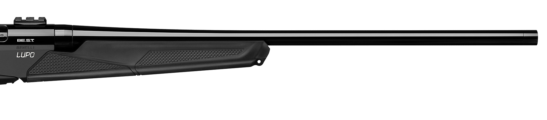 Dopo dieci lustri di entusiasmante cavalcata industriale, Benelli esordisce da par suo nel settore delle Bolt Action; lo fa con una carabina che più che un’arma sarà per molti una affascinante “esperienza venatoria”. Un attento sguardo al futuro è da sempre stata la prerogativa di Benelli, sguardo che ha costantemente tradotto in pregevoli armi capaci di distaccare la concorrenza del momento. Innovare in quel di Urbino è la regola; innovazione mai fine a stessa ma finalizzata a rendere l’esperienza di caccia semplice ed efficace. E già il nome scelto per la Bolt Action – LUPO – richiama la straordinaria efficienza del predatore nel procurarsi il pasto: atti semplici e definitivi da implacabile dominatore della catena alimentare. Cosi è il lupo e così è la LUPO di Benelli. E per raggiungere tali livelli, la casa di Urbino, ha immesso in questa Bolt Action che colpisce a prima vista per la singolarità e la bellezza delle forme, la consueta componente tecnologica e una capacità di studio, progettazione e sviluppo, che il mondo le invidia. Il progetto LUPO ha sintetizzato una moltitudine di osservazioni di coloro che sul campo sono gli utilizzatori della carabina da caccia e nella logica impossibilità di creare un’arma che mettesse tutti d’accordo, Benelli ha scelto un percorso “importante” per dare al cacciatore il “facile e personalizzabile”. Per meglio dire - e questa forse è la peculiarità più innovativa della carabina LUPO – si sono realizzati una serie di pacchetti modulari, che garantissero al cacciatore la migliore affinità in relazione alle personali posture si sparo: Perfect Fitting, Progressive Comfort, L.O.P. Spacers e Combetch sono termini su cui torneremo ma già da soli rappresentano una innovazione di grande rilievo nel settore delle Bolt Action che storicamente richiedono all’utilizzatore forte predisposizione all’adattamento. Il posizionamento che Benelli ha voluto dare alla sua LUPO, non poteva ambire che alla fascia alta del mercato, perché lo stile dell’azienda e l’immissione nel progetto di tanta tecnologia, non può portare ad altra collocazione. Arma superba quindi, e pur essendo prodotto industriale, in generale si è lavorato sulla raffinatezza assoluta delle tolleranze e su un concetto decisamente interessante, ossia adeguare la LUPO ad ogni singolo calibro, con l’obiettivo che l’arma sia il miglior supporto di ogni munizione nei calibri di produzione previsti dal programma di sviluppo di Benelli. Questi, allo stato attuale del lancio sul mercato nazionale sono .30-06, .300 WIN MAG, .270 WIN, .308 WIN, 6,5 Creedmoor e .243 WIN. Benelli ha voluto inserire nella sua carabina una serie di connotati e caratteristiche tecniche che le permettano di concentrare anche da distanze lunghe di tiro i colpi all’interno di un M.O.A. con tutti i suddetti calibri e per riuscire in tale obiettivo ha effettuato, come nella sua tradizione, scelte tecniche all’avanguardia. ERGONOMIA Caratteristica della LUPO, unica nel genere bolt action, è la suddivisione della carcassa in scatola di otturazione e chassis. La prima in acciaio e la seconda in alluminio aereonautico, configurazione questa che ha permesso di gestire al meglio l’interfaccia utente affinché ogni LUPO possa divenire personalizzabile al meglio per il suo utilizzatore. Per questo, calcio ed asta sono due componenti separate, entrambe intimamente e solidamente unite alla carcassa. Il calcio rispetta quindi il concetto del Perfect Fitting, adeguandosi con molteplici configurazioni di piega e deviazione alle esigenze del cacciatore. Sia calcio che asta sono realizzati in tecnopolimero caricato con fibra di vetro, che come i cacciatori più attenti sanno, è materiale di assoluta rigidezza insensibile alle variazioni climatiche. Hanno entrambi la zigrinatura AirTouch, che assicura una importante e salda presa per la sua conformazione che ha la capacità di rimuovere l’umidità per l’areazione consentita e lasciare asciutta la superficie di presa mano che si proietta verso una guardia obliqua, larga e particolarmente agevole. Guardando il calcio della LUPO, non si può non apprezzare le elevate componenti tecnologiche che lo contraddistinguono. Qui è stato applicato il sistema ComfortTech 3 evoluzione di quello che già tanti appassionati della canna liscia conoscono nei semiauto Benelli. Quest’ultima versione, messa a punto specificatamente per la LUPO, è costituita da travi polimeriche interne al calcio in grado di smorzare con grande efficacia la spinta retrograda anche nei calibri più impegnativi nei quali la carabina è camerata. Il risultato è una efficiente riduzione del rinculo per dissipazione di energia. A ciò si aggiunge l’effetto ulteriormente mitigante del calciolo costituito da una struttura di microbolle di aria che si comprime mantenendo però la forma originale. Ulteriore tecnologia è immessa nel nasello che oltre alla modularità di tre altezze a scelta, consente di smorzare le microvibrazioni che normalmente si scaricano sulla guancia al momento dello sparo. La combinazione delle tre suddette componenti, permette di avere sollecitazioni molto più lievi sul corpo del cacciatore rispetto ad analoghe carabine presenti sul mercato. In essa è intrinseca la possibilità di regolazione del L.O.P. che consente di trovare la miglior distanza tra grilletto e calciolo per singolo cacciatore su 6 combinazioni disponibili. L’asta, alloggia il caricatore anch’esso dotato di caratteristiche tecniche all’avanguardia. E’ bifilare a presentazione alternata della munizione e consente che il posizionamento della stessa sia allineato alla camera, facendo sì che alla chiusura dell’otturatore non possa mai verificarsi il danneggiamento dalla punta del proiettile. La sua capacità è di 5 colpi ad eccezione del .300 WIN MAG che alloggia 4 colpi. Già tante le particolarità evidenziate ma avvicinandosi al cuore dell’arma (otturatore-canna-scatto) ci accorge ancor di più di quanto Benelli abbia inteso proiettarsi nel futuro. CANNA La canna, costituita da un particolare profilo atto ad ottimizzare il regime vibratorio ha un diametro in volata di 17,2 mm che risulta essere tra i più dimensionati tra le carabine da caccia. Tale scelta è fatta dalla possibilità di inserimento di un silenziatore, ove obbligato o consentito, o in alternativa, un freno di bocca, già presente tra gli accessori proposti per la LUPO. Canna free floating che è unita intimamente alla scatola di otturazione da tramite il recoil lug e due viti; beneficia del trattamento Crio che permette di eliminare tutte le tensioni interne residue alla sua lavorazione, consentendo l’efficienza sub M.O.A. con costanza. I passi di rigatura di differenziano nei vari calibri: 8” (6.5 CREED), 10” (.243 WIN, .270 WIN) e 11” (.308 WIN, .30-06 SPRG, .300 WIN MAG). Il trattamento B.E.ST le garantisce protezione di tipo assoluto da aggressioni ed urti. SCATOLA, SICURA, OTTURATORE, SCATTO La scatola di otturazione è completamente in acciaio ed è accoppiata allo chiassis in alluminio aereonautico. Sul suo dorso, trovano posizione tre serie di fori filettati per l’alloggiamento di slitte per ottiche tra quelle più gradite al cacciatore. In alternativa la Benelli LUPO è fornita di due sue basi, una anteriore e una posteriore alla finestra di espulsione. Ulteriore alternativa che completa l’ampia gamma di possibilità, è una base picatinny da posizionare sul dorso della scatola di otturazione. L’otturatore è un piccolo capolavoro di ingegneria ed accuratezza di lavorazione. Nella sua parte posteriore ospita la sicura sulla quale Benelli ha realizzato un approfondito studio con intensi test di sperimentazione di confronto con armi di medesima destinazione d’uso presenti in commercio. La scelta definitiva è stata un tipo di sicura traslante, azionabile con identica semplicità sia da destra che da sinistra, che blocca la catena di scatto in posizione arretrata e abilità l’arma allo sparo quando è spostata in avanti, evidenziando tale posizione con l’apparizione di un dischetto rosso e l’emergere nella parte posteriore dell’indicatore di percussore armato. Due evidenze che richiamano il cacciatore alla massima attenzione. La posizione di sicura blocca la catena di scatto, mantenendo l’arma in sicurezza anche per cadute accidentali o forti urti, ma anche l’otturatore. Questo può comunque essere svicolato agendo sulla specifica leva, per il controllo della camera di scoppio. La rimozione dell’otturatore è semplice ed intuitiva, si effettua agendo sulla leva di svincolo e la sua estrazione di fa apprezzare l’efficienza del trattamento B.E.ST nella sua fluidità di movimento, trattamento che conferisce come noto un elevatissimo livello di protezione dei confronti delle aggressioni che i metalli subiscono nel tempo. Il movimento dell’otturatore è quindi molto agevole e la rotazione di 60° porta al suo arretramento che mette in bella vista le tre importanti alette ed il massiccio estrattore oltre che l’espulsore alla sua sommità. Il tutto è azionato da una leva di espulsione particolarmente ergonomica che ogni cacciatore avrà modo di apprezzare assieme al movimento fluido che consente di ripetere il colpo con evidente velocità; nessun intralcio è possibile, nemmeno con ottiche di grandi dimensioni, e ciò all’atto pratico sul terreno di caccia, è un ulteriore plus di LUPO. L’estrazione molto agevole del caricatore permette di accedere alla regolazione del peso di scatto. Tutto molto agevolmente tanto che è possibile farlo anche in campagna; l’intervallo possibile di regolazione va da un minimo di 9.99 N a 20 N. Sullo scatto Benelli ha lavorato molto per abbattere il tempo che intercorre tra la pressione sul grilletto e la percussione sull’innesco – lock time – per contribuire a ridurre i limiti del tiratore che con micromovimenti può alterare la mira prima che il proiettile abbia lasciato la volata. Come il selvatico a cui si è ispirata che ha un mantello fortemente protettivo, cosi nella Benelli LUPO tutte le parti in acciaio sono state sottoposte al trattamento B.E.ST barriera altamente protettiva nei confronti degli agenti atmosferici. Benelli ha affrontato il concetto del peso generale dell’arma considerando che una eccessiva leggerezza diventa un serio limite quando si fanno tiri mirati, in particolare su distanze medio lunghe. Ciò ha permesso di definire il peso della LUPO compreso tra i 3.180 e i 3.230 grammi con lunghezze di canna di 56 (243 WIN, .270 WIN, .308 WIN, .30-06 SPRG) e 61 (6.5 CREED, .300 WIN MAG). La progettazione largamente informatizzata della LUPO, che già possiamo apprezzare in armeria, è stata seguita da una lunga fase di test particolarmente severi. Benelli ha fatto sparare ripetutamente la sua carabina in condizioni ambientali fortemente critiche dai -35° ai +50° e con munizioni particolari con pressioni largamente superiori anche a quelle delle prove forzate. Investimento di tempo e risorse di cui il cacciatore trarrà il massimo del beneficio possibile, come del resto la lunga serie di prove effettuate per ogni singolo calibro, con la maggior parte delle munizioni presenti nel mercato europeo e nordamericano. Il prezzo a cui è proposta la LUPO è di 1.900 Euro, poco o tanto a seconda delle tasche; l’immissione tecnologica e la presenza di tante soluzione tecniche di rilievo, lo giustificano appieno. Se il lupo splendido selvatico è in assoluto il dominatore della catena alimentare in vaste aree del globo, oggi ha un temibile concorrente nella Benelli LUPO. Come egli ha elaborato ed affinato nella sua evoluzione la sua struttura fisica e le tecniche all’unica finalità di predare con successo, cosi oggi Benelli ci ha messo a disposizione un’arma, sintesi di oltre mezzo secolo di studi e affinamento conoscenze, con la quale il cacciatore moderno può divenire il suo concorrente più agguerrito. Riccardo Ceccarelli