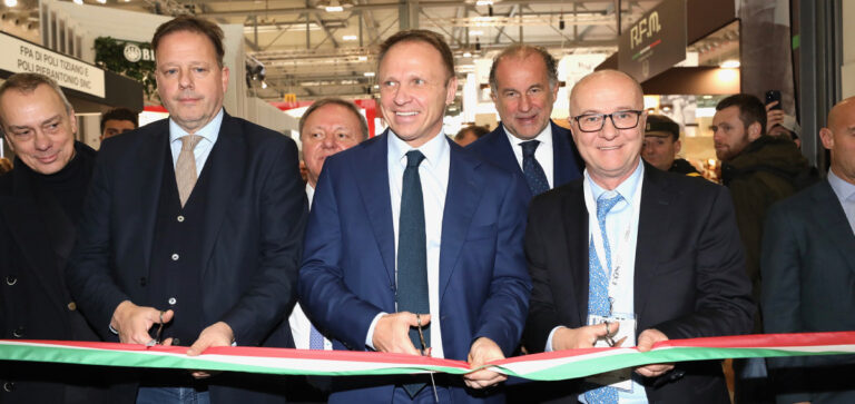 EOS SHOW ’23: IL MINISTRO LOLLOBRIGIDA TRA LA FOLLA DEI 16 MILA