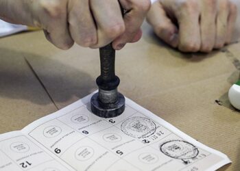 firme per i referendum contro la caccia